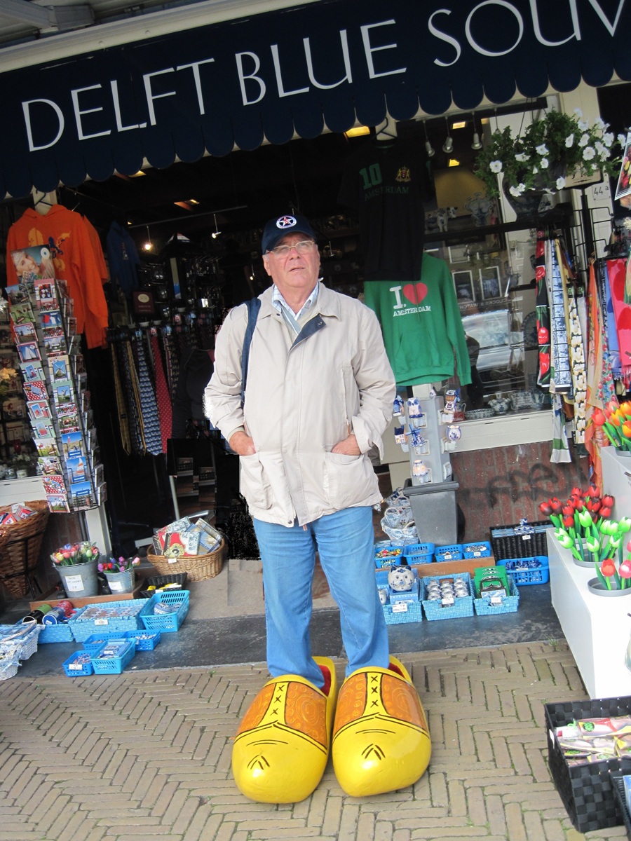 13- Delft- Negozio di souvenirs  le tipiche scarpe a zoccoli e mio marito